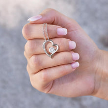 Cargar imagen en el visor de la galería, À la femme de ma vie - Collier avec pendentif coeur &amp; carte personnalisée
