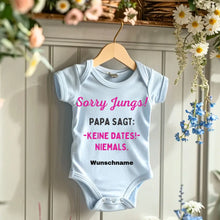 Cargar imagen en el visor de la galería, Sorry Jungs, Papa sagt keine Dates - Personalisierter Baby-Onesie/ Strampler, 100% Bio-Baumwolle für Mädchen
