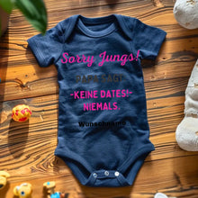 Cargar imagen en el visor de la galería, Sorry Jungs, Papa sagt keine Dates - Personalisierter Baby-Onesie/ Strampler, 100% Bio-Baumwolle für Mädchen
