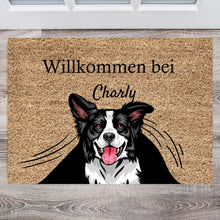 Cargar imagen en el visor de la galería, Personalisierte Haustier Fußmatte Hund &amp; Katze &quot;unterm Vorhang&quot; (1-4 Haustiere)
