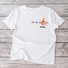 Cargar imagen en el visor de la galería, Personalisiertes Foto T-Shirt &quot;Meine Herzfrequenz&quot; mit Foto deines Lieblingsmenschen (Partner, Freundinnen,Familie)
