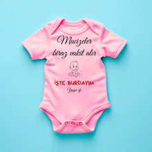 Cargar imagen en el visor de la galería, &quot;Mucizeler biraz vakit alır İŞTE BURDAYIM - Personalisierter Baby-Onesie/ Strampler türkisch, 100% Bio-Baumwolle Baby Body
