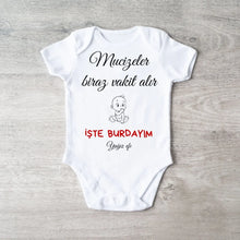 Cargar imagen en el visor de la galería, &quot;Mucizeler biraz vakit alır İŞTE BURDAYIM - Personalisierter Baby-Onesie/ Strampler türkisch, 100% Bio-Baumwolle Baby Body
