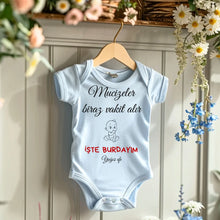 Cargar imagen en el visor de la galería, &quot;Mucizeler biraz vakit alır İŞTE BURDAYIM - Personalisierter Baby-Onesie/ Strampler türkisch, 100% Bio-Baumwolle Baby Body
