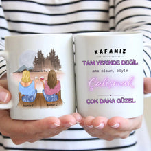 Cargar imagen en el visor de la galería, Kafamız TAM YERİNDE DEĞİL ama olsun, böyle Çalışmak ÇOK DAHA GÜZEL - Kolleginnen Tasse personalisiert
