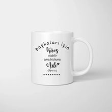 Cargar imagen en el visor de la galería, Başkaları için Kaos olabilir ama biz buna Aile diyoruz - Personalisierte Familien Tasse
