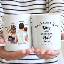 Cargar imagen en el visor de la galería, Başkaları için Kaos olabilir ama biz buna Aile diyoruz - Personalisierte Familien Tasse
