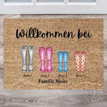 Cargar imagen en el visor de la galería, Willkommen bei uns, Gummistiefel - Personalisierte Fußmatte für innen &amp; aussen (2-8 Personen, Kinder, Babys &amp; Haustiere)
