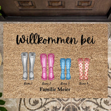 Cargar imagen en el visor de la galería, Willkommen bei uns, Gummistiefel - Personalisierte Fußmatte für innen &amp; aussen (2-8 Personen, Kinder, Babys &amp; Haustiere)
