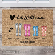 Cargar imagen en el visor de la galería, Herzlich Willkommen Gummistiefel - Personalisierte Fußmatte  für innen &amp; aussen (2-8 Personen, Kinder, Babys &amp; Haustiere)
