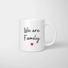 Cargar imagen en el visor de la galería, Personalisierte Tasse für die ganze Familie &quot;We are Family&quot; (1-4 Kinder + Haustiere)
