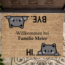 Cargar imagen en el visor de la galería, Personalisierte Fußmatte, Willkommen bei unserer Familie, Süße Katzen sagen Hallo und Tschüss
