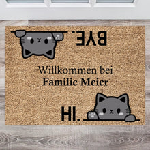 Cargar imagen en el visor de la galería, Personalisierte Fußmatte, Willkommen bei unserer Familie, Süße Katzen sagen Hallo und Tschüss
