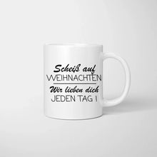 Cargar imagen en el visor de la galería, Personalisierte Familien Tasse &quot;Vergiss Weihnachten, Wir lieben dich JEDEN TAG&quot; (Eltern, 1-4 Kinder)
