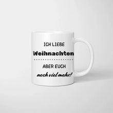 Cargar imagen en el visor de la galería, Personalisierte Familien Tasse &quot;Ich liebe Weihnachten, aber euch noch viel mehr&quot; (Eltern, 1-4 Kinder)
