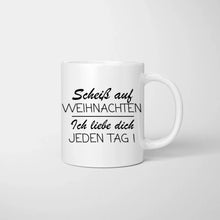 Cargar imagen en el visor de la galería, Scheiss auf Weihnachten, ich liebe dich mehr - Personalisierte Tasse für Paare
