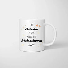 Cargar imagen en el visor de la galería, One Plätzchen a day keeps the Weihnachtsstress away - Personalisierte Tasse Freundinnen &amp; Kolleginnen (2-4 Personen)
