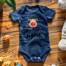 Cargar imagen en el visor de la galería, Merry Christmas Baby - Personalisierter Baby-Onesie/ Strampler zu Weihnachten, 100% Bio-Baumwolle
