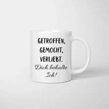 Cargar imagen en el visor de la galería, Getroffen, gemocht, verliebt - Dich behalte ich! - Personalisierte Pärchen-Tasse, individuelles Geschenk Partner
