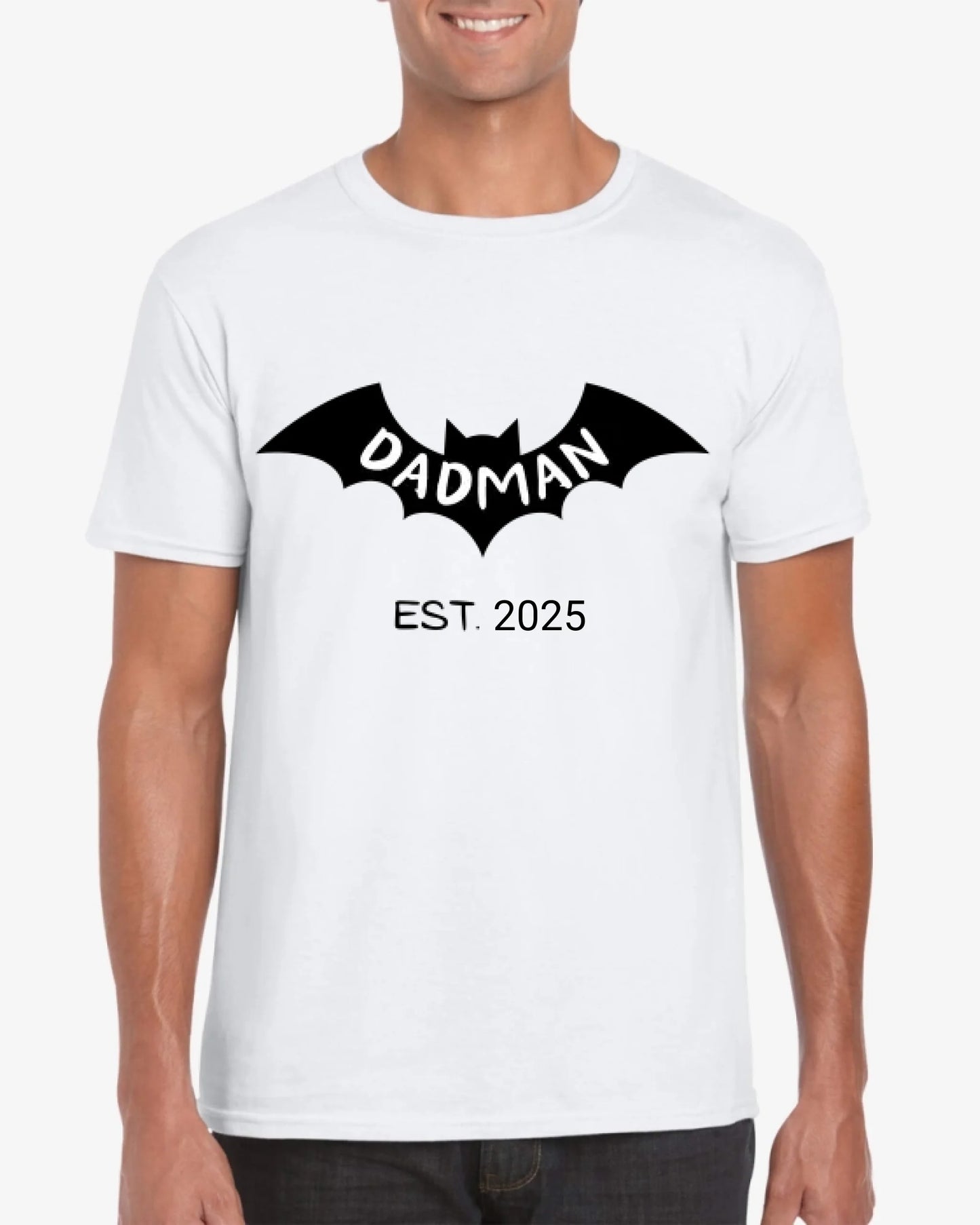 Dadman/ Badmom seit 2025 - Personalisiertes T-Shirt für werdende Väter, Ankündigung Geburt/ Schwangerschaft 100% Baumwolle
