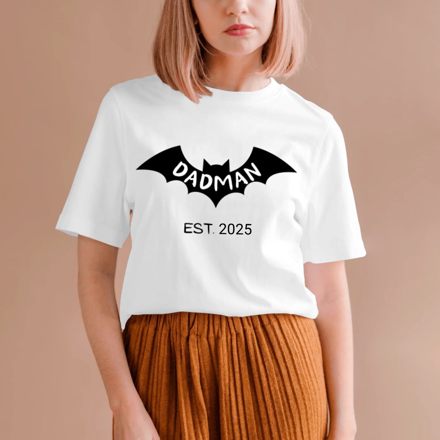 Dadman/ Badmom seit 2025 - Personalisiertes T-Shirt für werdende Väter, Ankündigung Geburt/ Schwangerschaft 100% Baumwolle