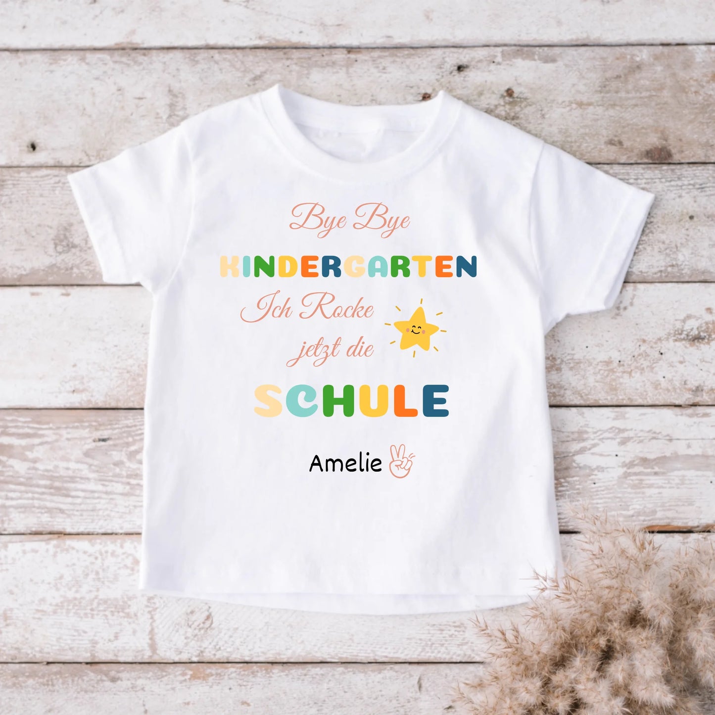 Bye bye Kindergarten, ich rocke jetzt die Schule - Personalisiertes T-Shirt für Kinder zur Einschulung (100% Baumwolle)