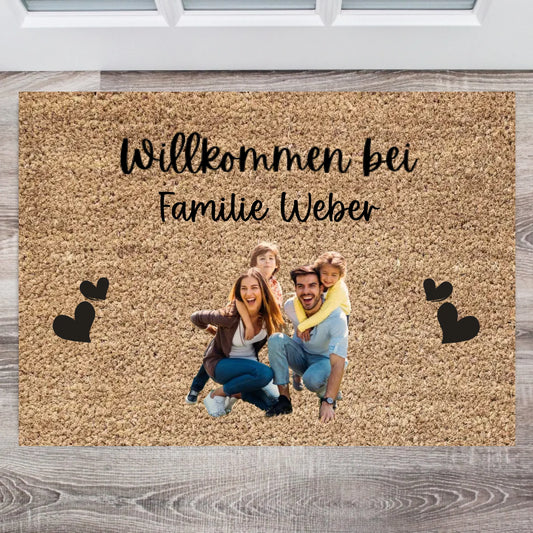Personalisierte Foto-Fußmatte - Willkommen bei unserer Familie (eigenes Bild hochladen)