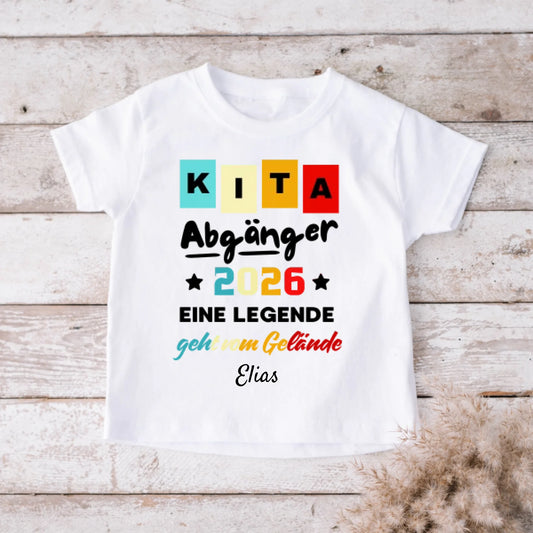 Kita Abgänger 2026, Eine Legende geht vom Gelände - Personalisiertes T-Shirt Kinder, Schüler, Einschulung (100% Baumwolle)