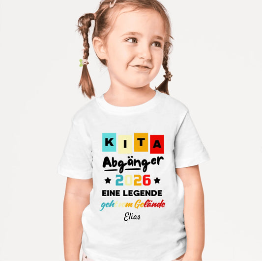 Kita Abgänger 2026, Eine Legende geht vom Gelände - Personalisiertes T-Shirt Kinder, Schüler, Einschulung (100% Baumwolle)