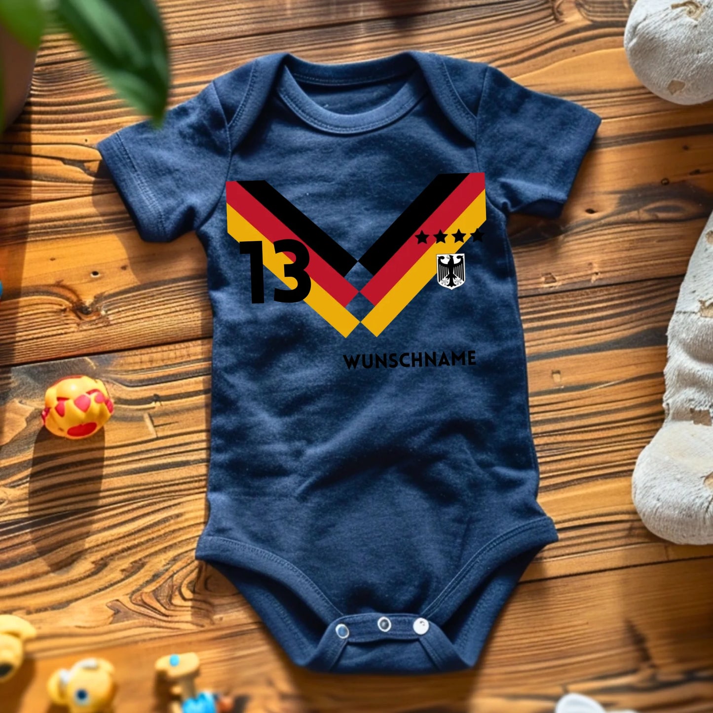 Deutschland Fußball Trikot Strampler - Personalisierter Baby-Onesie, Body mit anpassbarem Namen und Trikotnummer, 100% Bio-Baumwolle, WM 2026