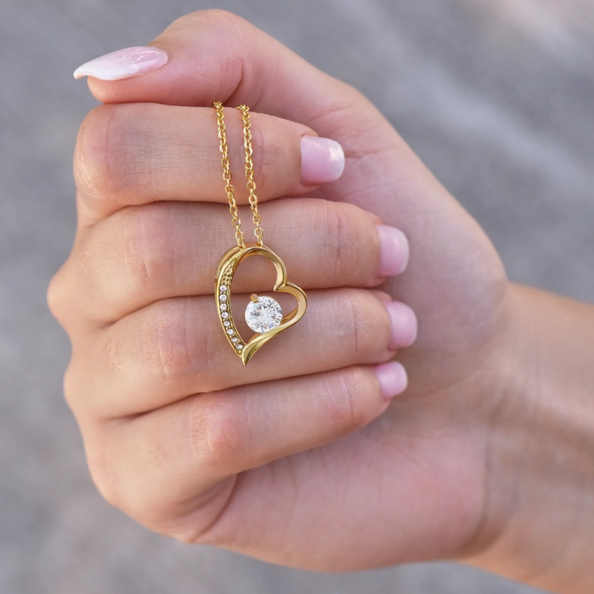 Forever Love "Traumfrau" - Halskette mit Gold-Herzanhänger & individualisierter Karte