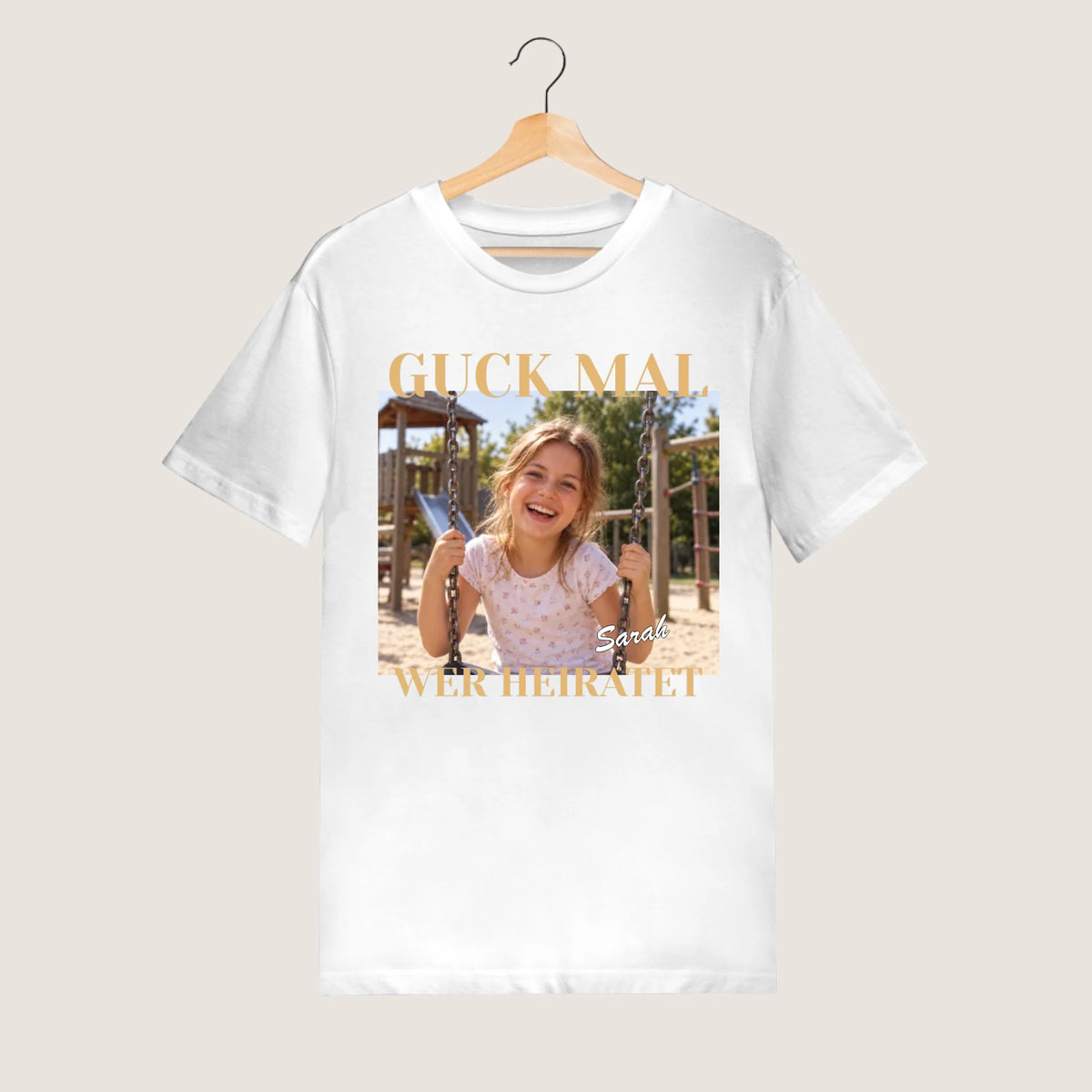 "Guck mal wer heiratet" - Personalisiertes T-Shirt (100% Baumwolle, Unisex) zur Verlobung, Hochzeit, JGA