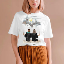 Cargar imagen en el visor de la galería, Beste Zauberinnen - Personalisiertes T-Shirt (2-4 Freundinnen)
