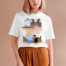 Cargar imagen en el visor de la galería, Frauchen mit Haustier &amp; Getränk - Personalisiertes T-Shirt (Hund &amp; Katze)
