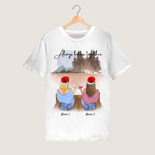 Cargar imagen en el visor de la galería, Weihnachten Freundinnen mit Getränk - Personalisiertes T-Shirt
