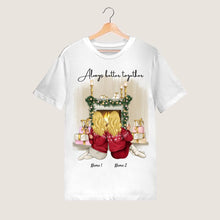 Cargar imagen en el visor de la galería, Weihnachten Freundinnen am Kamin mit Getränk - Personalisiertes T-Shirt (2-3 Frauen)
