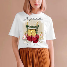 Cargar imagen en el visor de la galería, Weihnachten Freundinnen am Kamin mit Getränk - Personalisiertes T-Shirt (2-3 Frauen)
