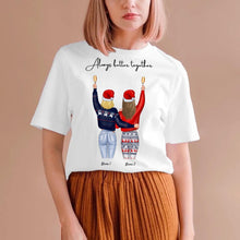 Cargar imagen en el visor de la galería, Weihnachten Freundinnen Cheers - Personalisiertes T-Shirt (2-3 Frauen)
