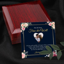 Cargar imagen en el visor de la galería, Forever Love &quot;Beste Frau&quot; - Halskette mit Herzanhänger &amp; personalisierter Foto-Karte
