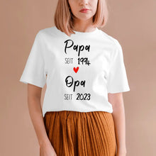 Cargar imagen en el visor de la galería, Papa seit und Opa seit - Personalisiertes T-Shirt für Papa, Opa, zur Verkündung (100% Baumwolle, Unisex)
