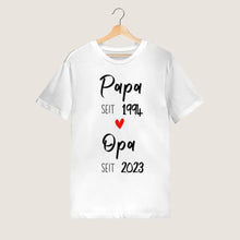 Cargar imagen en el visor de la galería, Papa seit und Opa seit - Personalisiertes T-Shirt für Papa, Opa, zur Verkündung (100% Baumwolle, Unisex)
