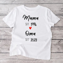 Cargar imagen en el visor de la galería, Mama seit und Oma seit - Personalisiertes T-Shirt für Mutter, Großmutter, zur Verkündung (100% Baumwolle)
