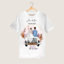 Cargar imagen en el visor de la galería, &quot;Just Married&quot; Personalisiertes T-Shirt zur Hochzeit - Für Brautpaar, Braut &amp; Bräutigam, Hochzeitsgeschenk
