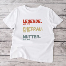 Cargar imagen en el visor de la galería, Für Mama - Legende seit, Ehefrau seit, Mutter seit - Personalisiertes T-Shirt für Mütter (100% Baumwolle, Unisex)
